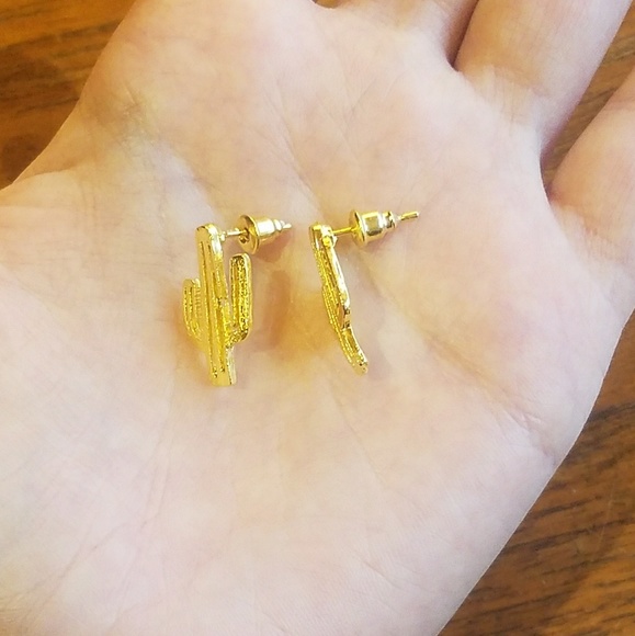 NWOT Adorable Gold Cactus Studs - Picture 8 of 8